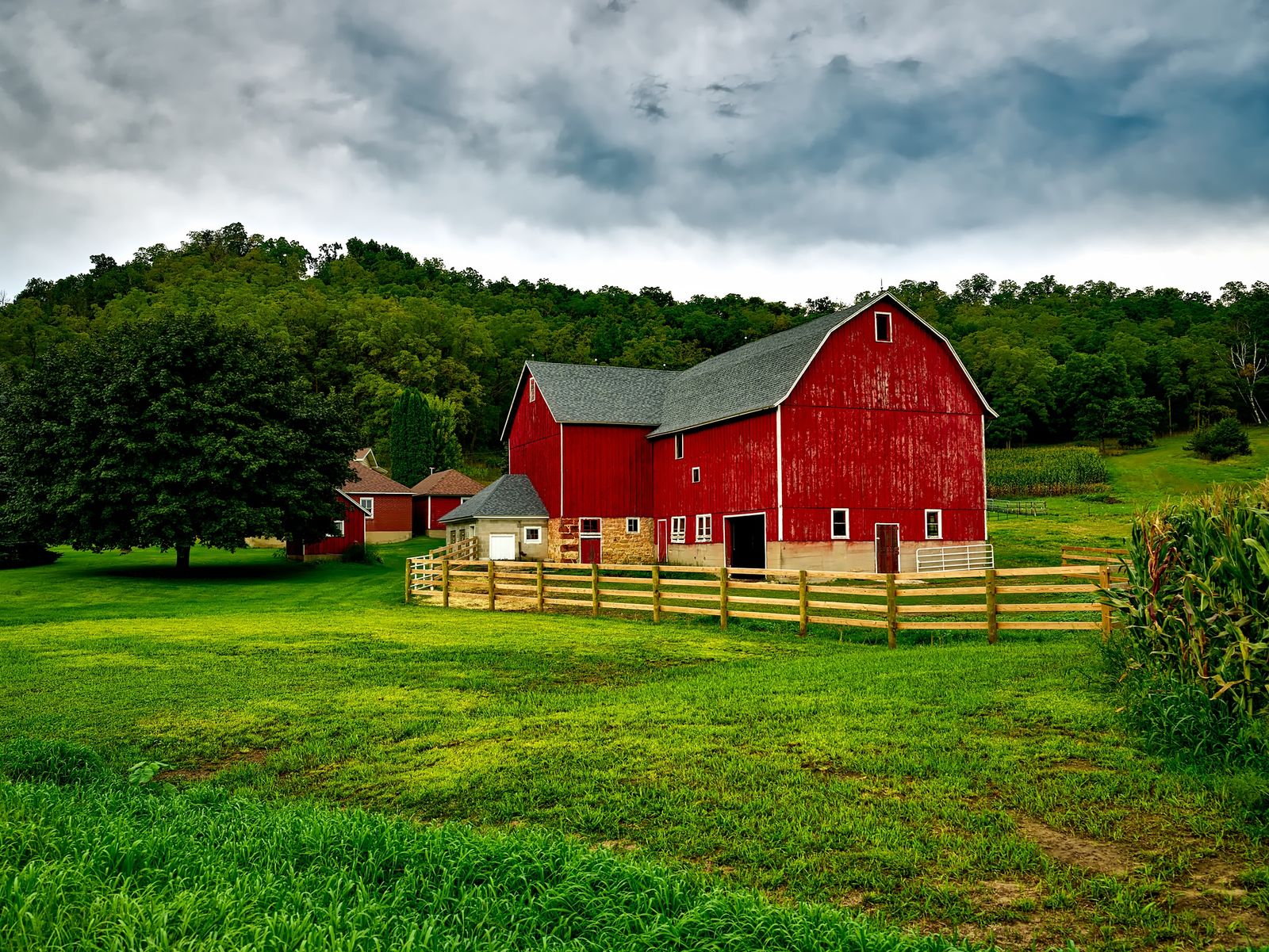 Rural barn and outbuildings that use pole barn packages and metal roofing near Vanceburg, KY